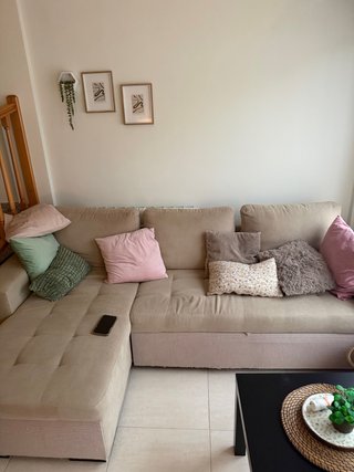 Sofá chaise longue beige con cojines