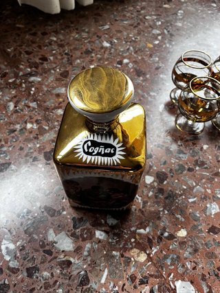 Botella de coñac + 6 vasos dorados