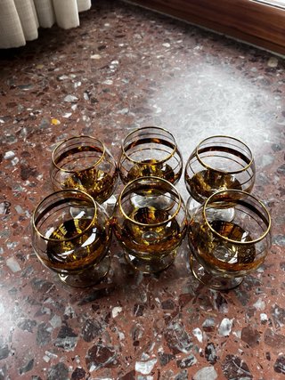 Botella de coñac + 6 vasos dorados