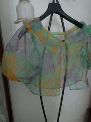 Abito con coprispalle fantasia