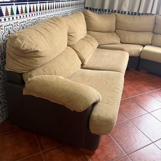 Sofá rinconera beige y marrón