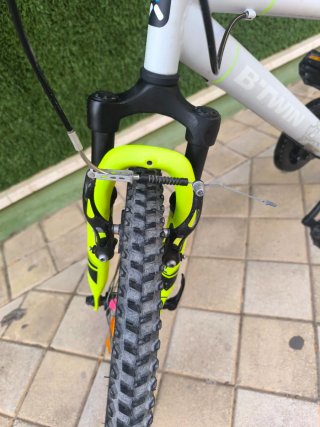 Bicicleta infantil gris y verde