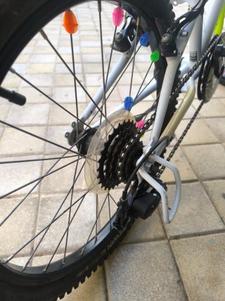 Bicicleta infantil gris y verde