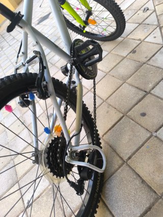 Bicicleta infantil gris y verde