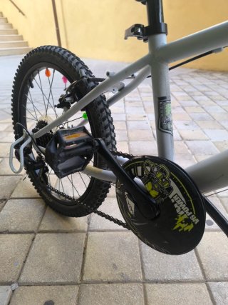 Bicicleta infantil gris y verde