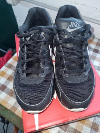 Nike air max command