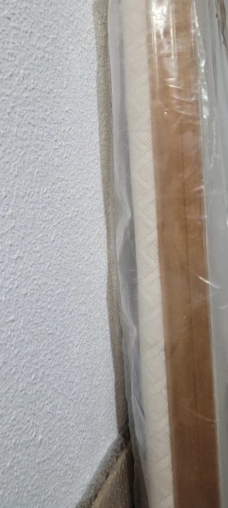Base tapizada y patas de madera