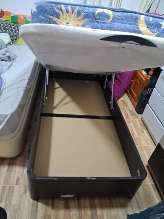 Cama pequeña con colchón