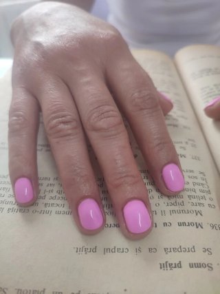 Servicio de manicura semipermanente