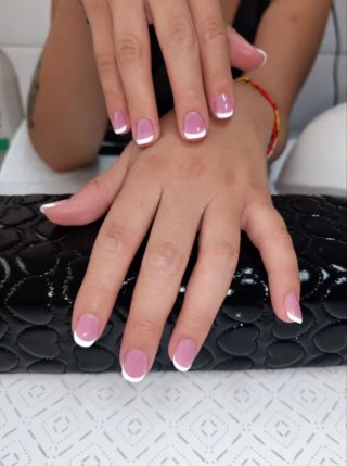 Servicio de manicura semipermanente.