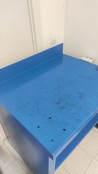 Banco de trabajo azul con prensa