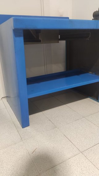 Banco de trabajo azul con prensa