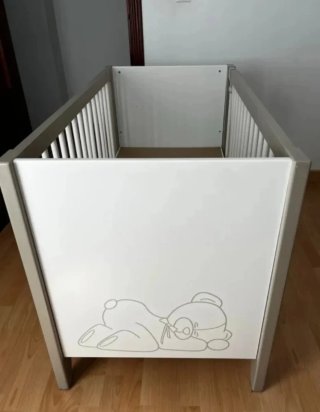 Cuna de madera blanca y gris