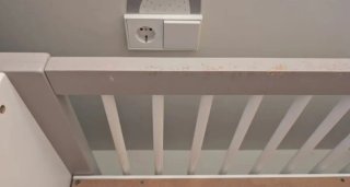 Cuna de madera blanca y gris