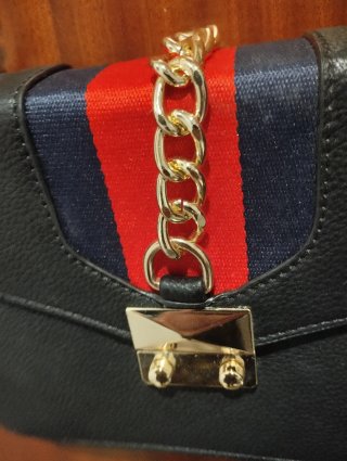 Bolso bandolera negro con cadena dorada