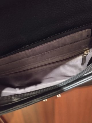 Bolso bandolera negro con cadena dorada