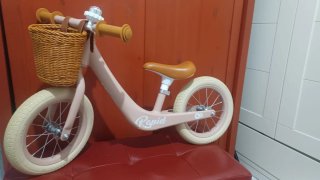 Bicicleta de equilibrio rosa con cesta