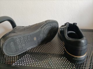 Zapatos Guess Negros y Dorados