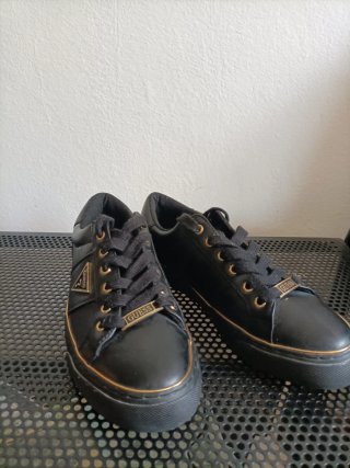 Zapatos Guess Negros y Dorados