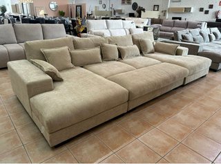 Sofá Gigante Cama Beige con Puff