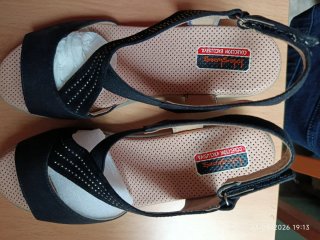 Sandalias negras con pedrería