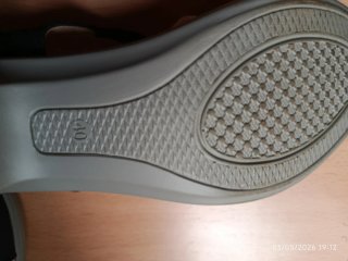 Sandalias negras con pedrería