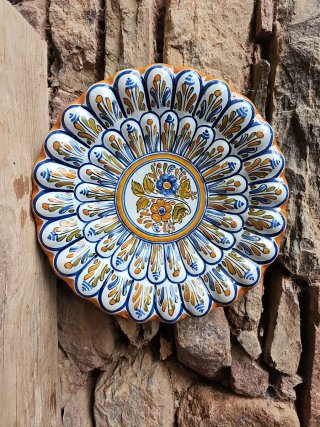 Plato de cerámica decorado para colgar