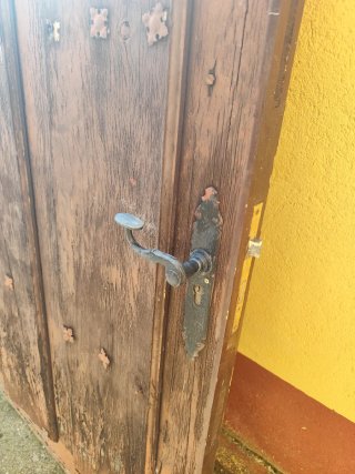 Puerta rústica de madera