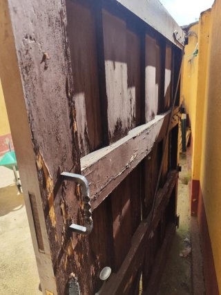 Puerta rústica de madera