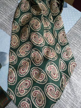 Due cravatte in seta fantasia paisley