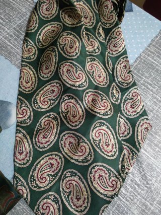 Due cravatte in seta fantasia paisley