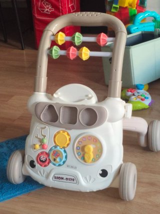 Andador infantil con actividades