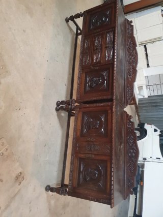 Mueble de madera tallada