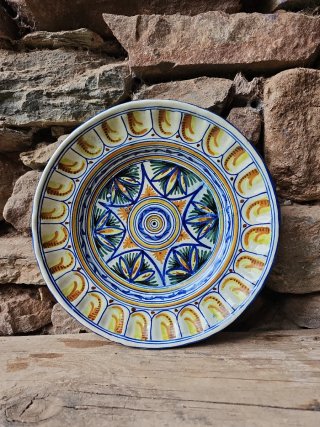 Plato de cerámica antiguo decorado