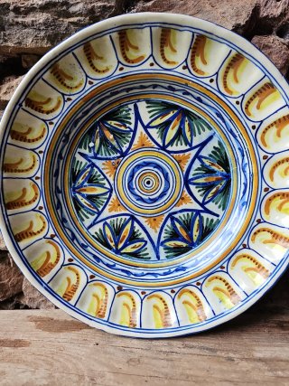 Plato de cerámica antiguo decorado