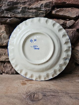 Plato de cerámica antiguo decorado