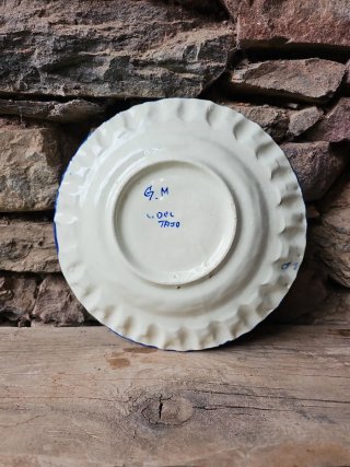 Plato de cerámica antiguo decorado