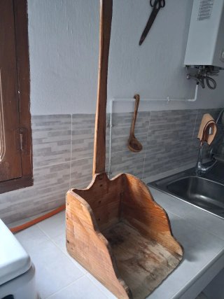 Recogedor antiguo de madera