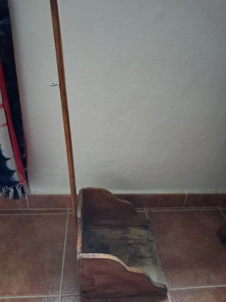 Recogedor antiguo de madera
