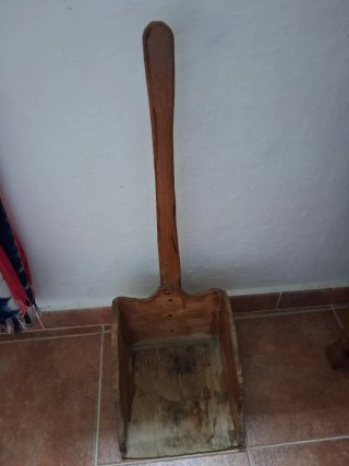 Recogedor antiguo de madera