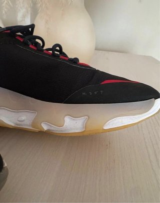 Zapatillas Nike react live SE Negras y Rojas