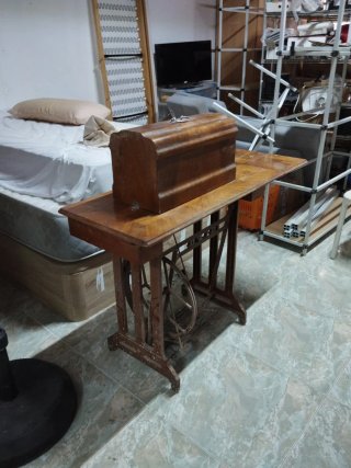Máquina de coser antigua con mesa Tel. 603257561