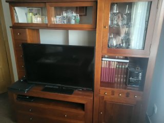 Mueble TV madera maciza con vitrina