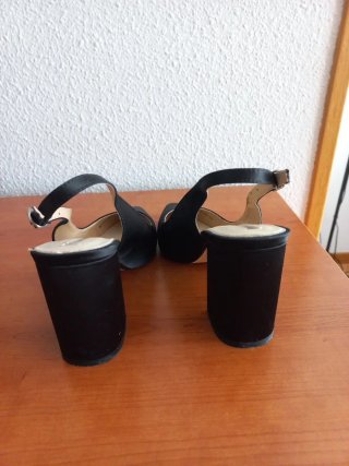 Zapatos de fiesta negros destalonados