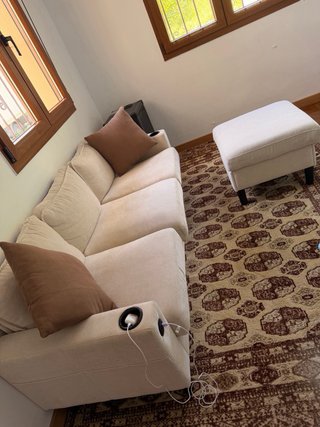 Sofá modular beige con reposapiés