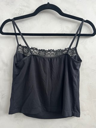Top lencero negro con encaje.