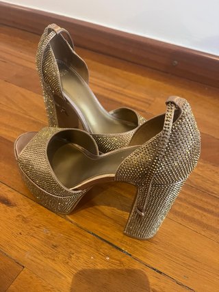 Zapatos de fiesta dorados con pedrería