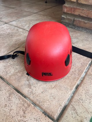Arnés y casco de escalada con accesorios,