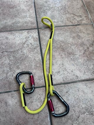 Arnés y casco de escalada con accesorios,