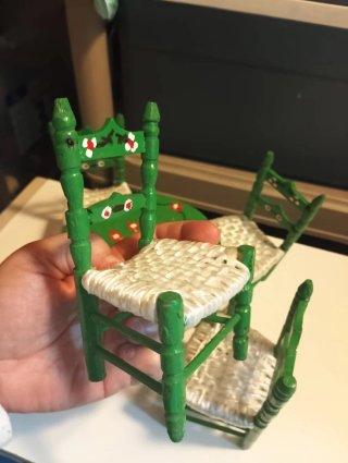 Mesa y 4 sillas verdes decoradas casa muñecas